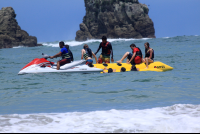 banana boat picking up 
 - Costa Rica