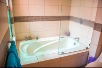 Bathroom Tub at the Moonlight Apartment during day time. - Costa Rica